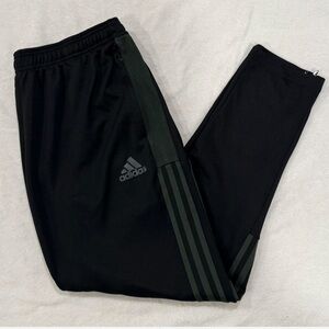 Black Adidas joggers with grey stripes
#AdidasJoggers #blacksweatpants